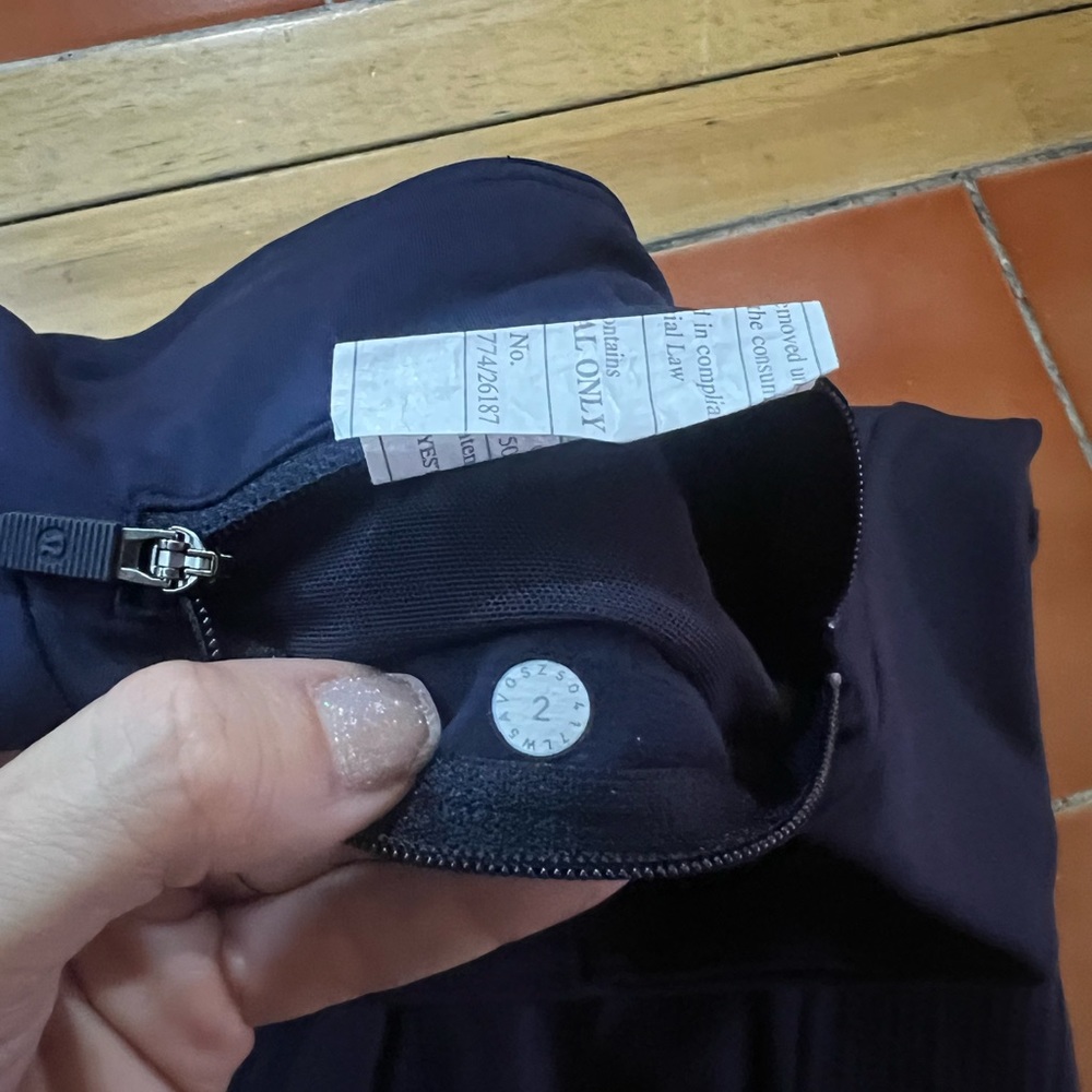 SOLD❌❌ Leggings Lululemon Navy Blue size 2 excelent condition! - Picture 6 of 6